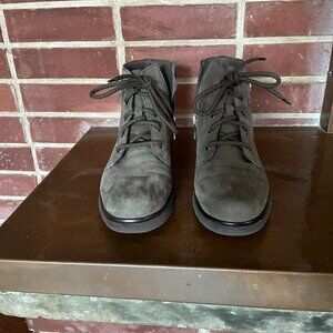 Munro Bradley women's suede ankle boot in moss green, size 10 Narrow